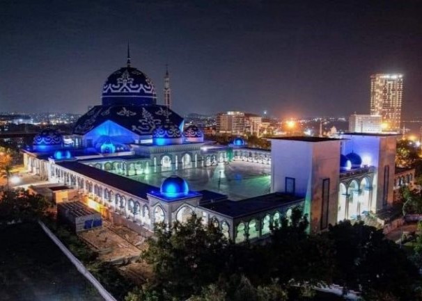 Masjid Agung﻿ Raja Hamidah﻿ Kota Batam, saat malam hari. (ft humaspemkobatam)