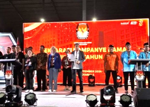 Mawardi, Ketua KPU Batam saat membacakan naskah deklarasi Pilkada Batam 2024 yang damai di Batam, tadi malam. (ft qori)