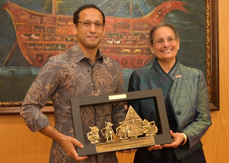 Menteri Nadiem mengapresiasi dukungan Pemerintah AS dalam menyukseskan inisiatif Merdeka Belajar yang telah diluncurkan Kemendikbudristek sebelumnya. “Kami sangat menghargai dukungan yang telah diberikan oleh Pemerintah Amerika Serikat dalam berbagai program Merdeka Belajar. Saat ini, semakin banyak pelajar Indonesia yang mendapatkan kesempatan belajar di universitas-universitas ternama di Amerika Serikat,” ujar Nadiem dalam pernyataan tertulis yang diterima InfoPublik, Senin (2/9/2024).