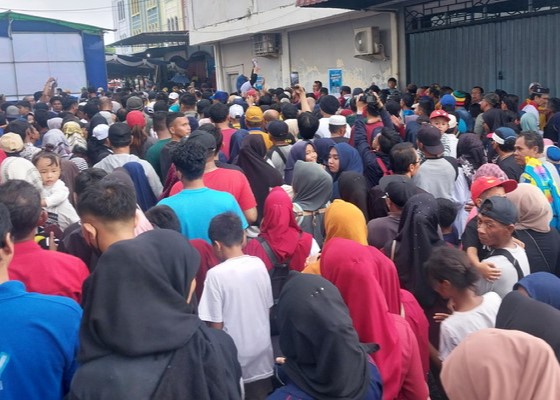 Para peserta saat akan memulai jalan santai di Sei Lakam Kolong, pagi tadi. (ft msaimi)