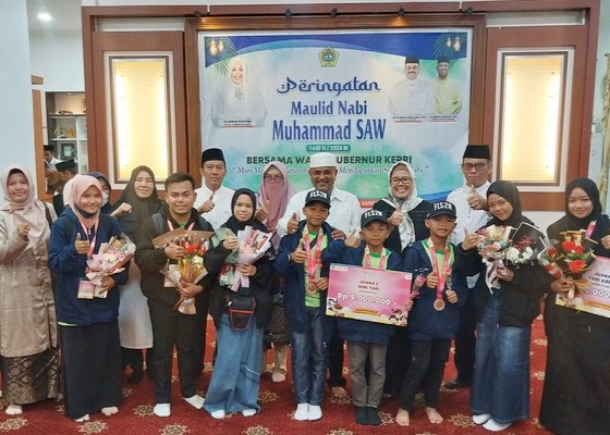 Para siswa berprestasi di FSL2N berfoto bersama Bupati Karimun dan Wakil Gubernur Kepri di kediaman dinas Bupati Karimun, pagi tadi. (ft novel)
