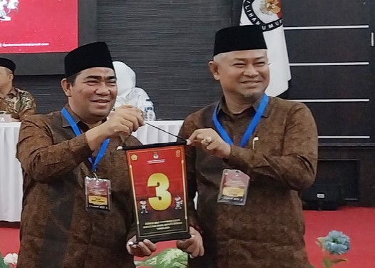 Paslon BaRa, saat mendapatkan nomor urut 3 saat plenok KPU di Gedung Nasional, pagi tadi. (ft msaimi)