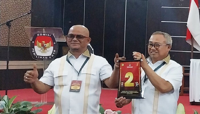Paslon FirE saat mendapat nomor urut 2 di pleno KPU di gedung nasional, pagi tadi. (ft msaimi)