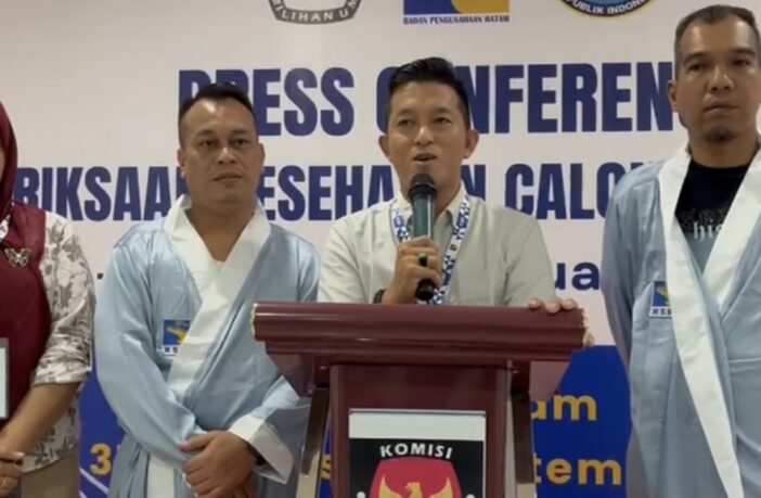 Paslon tunggal Lingga saat mengikuti Tes Kesehatan di RSBP, siang tadi. ft wandi)