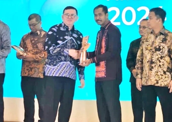 Pemprov Kepri saat menerima penghargaan Indoensia Halal Industry Award, tadi malam. (ft kominfokepri)