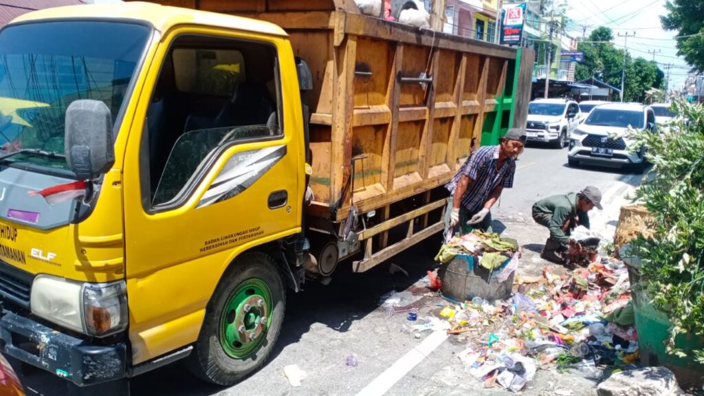 Petugas kebersihan dari Dinas LH Karimun mulai melakukan pengangkutan sampah di Karimun, siang ini. (ft dinaslh)