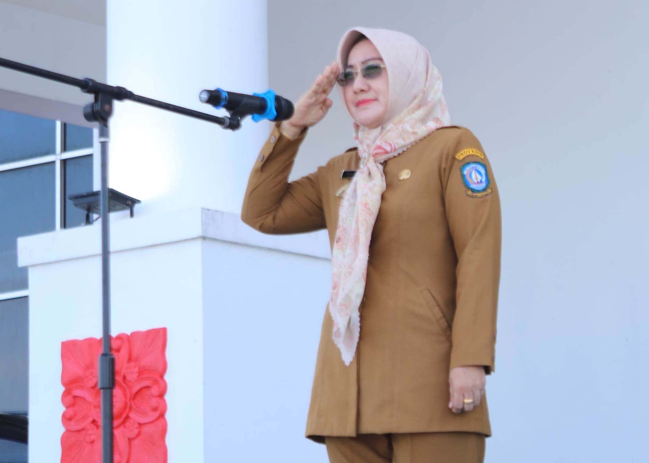 Pjs Bupati Natuna Rika Azmi saat mempin apel pagi perdana, pagi tadi. (ft putra)