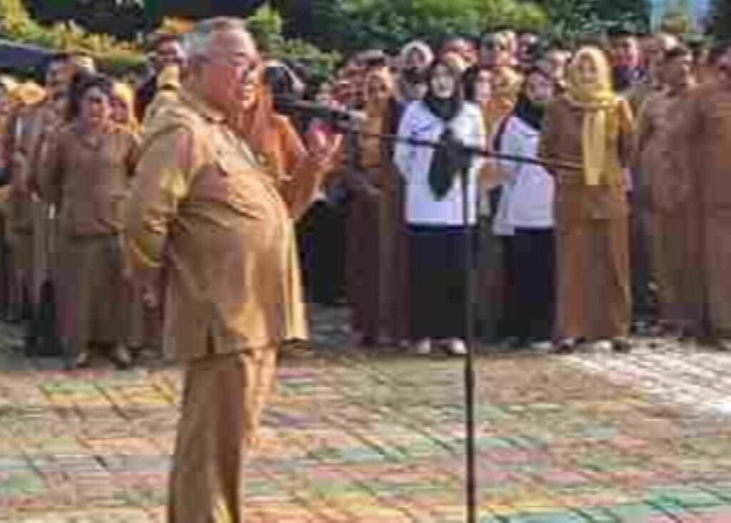 Sekdakab Karimun saat memimpin apel terakhirnya di depan ASN Pemkab Karimun, pagi tadi. (ft irul)