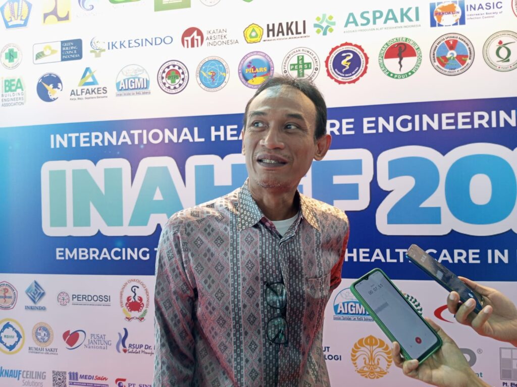 INAHEF 2024 merupakan forum yang diprakarsai dan didukung oleh Kantor Staf Presiden (KSP), Badan Perencanaan Pembangunan Nasional (Bappenas), Kementerian Kesehatan (Kemenkes), Kementerian Dalam Negeri (Kemendagri), Kementerian Perindustrian (Kemenperin), dan BSN. Acara ini diselenggarakan oleh Perhimpunan Teknik Pelayanan Kesehatan Indonesia (PTPI) dengan kolaborasi industri, perguruan tinggi, asosiasi, dan pemerintah daerah. Profesor Eko Supriyanto, Presiden Perkumpulan Teknik Pelayanan Kesehatan Internasional (PTPI), menjelaskan bahwa forum ini diselenggarakan untuk menghasilkan rumusan model dan program 2025-2029 untuk penguatan Fasyankes dan industri kesehatan. “Ini termasuk program pemeriksaan kesehatan untuk 9 penyakit prioritas, program penanganan TBC secara terstruktur, sistemik, masif, dan modern, serta pemenuhan Fasyankes di seluruh Indonesia,” kata Prof Eko. Tujuan dari acara itu antara lain merumuskan rencana implementasi program pemerintah 2024-2029 di bidang kesehatan; mendapatkan masukan dari daerah; serta melakukan penilaian kesesuaian produk penunjang SMART Hospital dengan regulasi. Acara ini juga akan memberikan penghargaan bagi industri yang telah memenuhi regulasi. Melalui INAHEF 2024, diharapkan para peserta yang hadir—yang terdiri dari pemerintah pusat dan daerah, Fasyankes, perguruan tinggi, asosiasi profesi, serta konsultan dan kontraktor Fasyankes—dapat memberikan masukan, berkontribusi aktif, dan bersinergi untuk mempertajam transformasi kesehatan serta mencapai SMART Hospital di Indonesia.