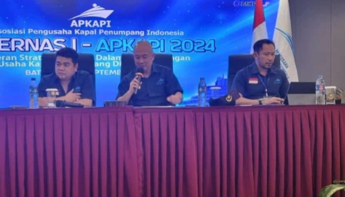 Batam yang dipercaya sebagai tuan rumah menggelar Rakernas I ini berhasil mengumpulkan seluruh pengusaha kapal penumpang di wilayah Indonesia dari Sabang sampai Merauke. Ketua Umum Apkapi Jonny de Quelju dalam sambutannya, menekankan pentingnya persatuan di antara para pengusaha kapal. “Asosiasi ini didirikan untuk mempererat hubungan antar sesama pengusaha kapal dan menjaga investasi jangka panjang. Kami ingin membantu pemerintah membuka konektivitas di seluruh Indonesia,” ungkap Jhoni. Di Rekernas tersebut, APKAPI mempercayai seorang putra asal Kabupaten Karimun, Bainuri atau kerap disapa Bang Bay untuk menjabat sebagai Wakil Ketua Umum (Waketum). “Terimakasih atas kepercayaan Asosiasi kepada saya, kepercayaan ini sungguh sangat membanggakan, mengingat saya adalah Putra dari Kabupaten Karimun namun bisa mendapat tempat di Kancah Nasional,” terang Bang Bay
