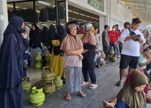 Suasana antrean LPG 3 Kg saat menunggu operasio pasar di Batamcenter, [pagio tadi. (ft qori)