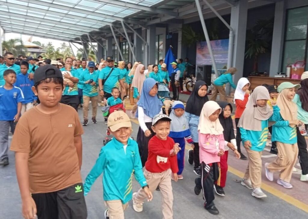 Suasana gerak jalan santai yang digelar Bandara RHA menyambut Hari Perhubungan Nasional, pagi tadi, (ft msaimi)