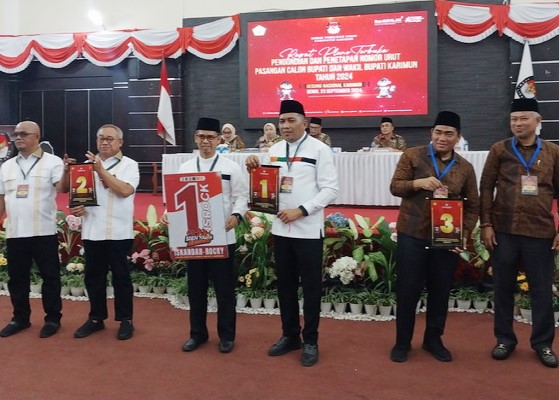 Tiga Paslon Pilkada Karimun 2024 saat penetapan nomor urut di Pilkada Karimun di gefdung nasional, pagi tadi. (ft msaimi)