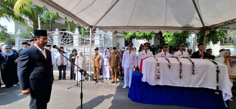 Wali Kota Batam Muhammad Rudi menjadi inspektur upacara pelepasan jenazah Nyat Kadir, di kediaman duka di Sekupang, Kota Batam, Provinsi Kepri, pagi tadi. (ft ricky)