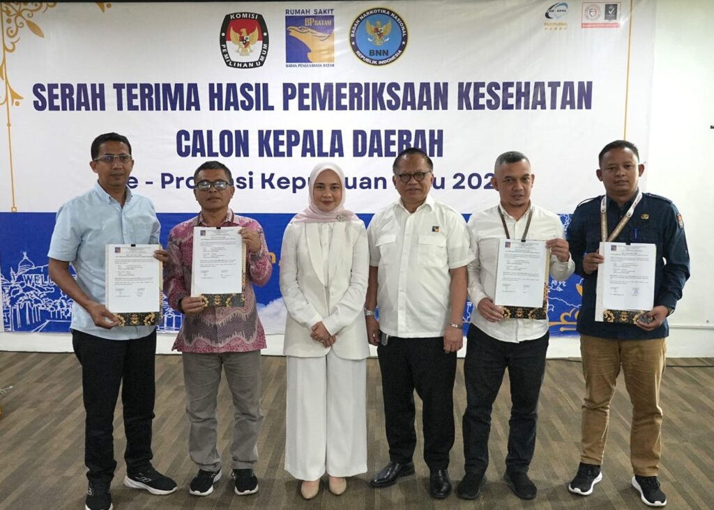 dr Sri Rezeki berfoto bersama perwakilan KPU dan Bawaslu usai penyerahan hasil MCU Calon Kepala Daerah di RSBP Batam, kemarin. (ft ricky)