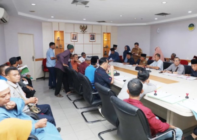 Sekretaris Daerah (Sekda) Kota Batam, Jefridin menegaskan pentingnya penggunaan dana hibah secara tepat dan sesuai dengan Rencana Anggaran Biaya (RAB) yang telah disepakati. Terutama pada pada dana hibah yang diperuntukkan bagi pembangunan rumah ibadah. Ini disampaikan Jefridin saat menandatangani 27 berkas Naskah Perjanjian Hibah Daerah (NPHD) untuk rumah ibadah di Batam, kemarin. Penandatanganan NPHD ini menjadi bukti komitmen Pemerintah Kota Batam dalam menjaga transparansi dan akuntabilitas penggunaan dana publik. “Dana hibah yang telah diberikan wajib digunakan sesuai dengan RAB yang telah disepakati. Ini bukan hanya bentuk tanggung jawab moral, tapi juga administrasi yang harus dipenuhi oleh setiap penerima hibah,” tegasnya usai acara yang digelar di Kantor Wali Kota Batam tersebut.