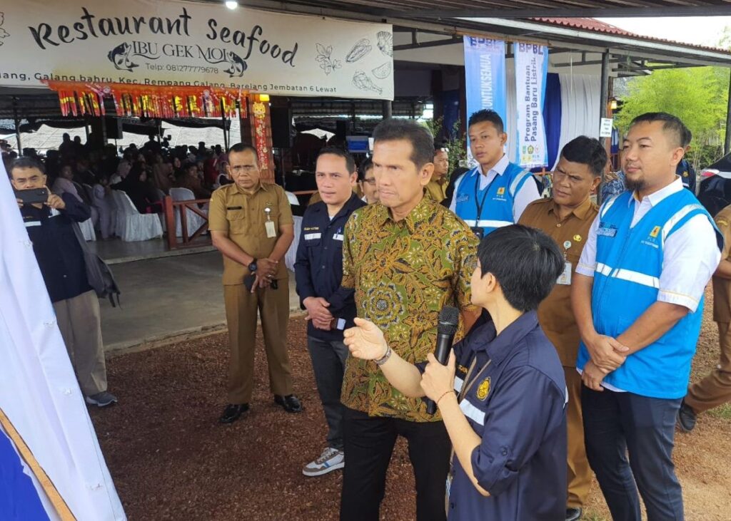 Anggota DPR RI Komisi VII, Asman Abnur mendapat penjelasan dari PT PLN Persero terkait pemasangan listrik sebanyak 205 rumah tangga tidak mampu di Pulau Nguan, Kota Batam, Kepri. (ft ptpln)