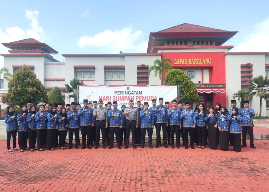 Kepala Lembaga Pemasyarakatan (Kalapas) Batam Heri Kusrita menyematkan tanda kenaikan pangkat untuk golongan III kepada dua orang petugas Lapas Batam. Kegiatan ini dihadiri dengan yang disejalankan dengan Upacara Peringatan Hari Sumpah Pemuda, Senin (28/10/2024). Upacara yang digelar di Lapangan depan Lapas Batam ini dipimpin langsung Kalapas Batam. Upacara juga dihadiri Bapas Kelas II Batam, Pejabat Struktural dan seluruh petugas Lapas Batam.