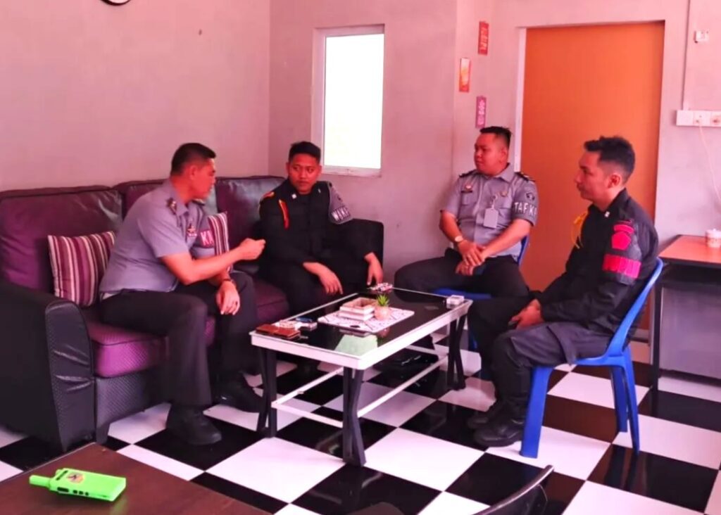 Kalapas Narkotika Tanjungpinang (kiri) saat memberikan arahan pengamanan kepada jajarannya, pagi tadi. (ft humaskalapastjpinang)