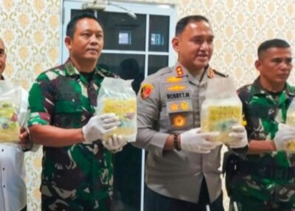 Kapolres AKBP Robby Topan Manusia bersama FKPD lainnya saat penyerahan sabu dari Kodim 0317 Tbk ke Polres Karimun, pagi tadi. (ft msaimi)