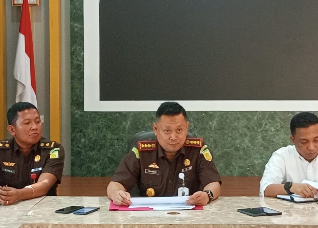 Kejari Karimun Priyambudi saat ekspose hasil penyidikan kasus dugaan korupsi di Dinas LH Karimun, siang tadi. (ft msaimi)