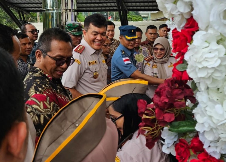 Kepala Badan Karantina Indonesia, M Sahat Panggabean (berseragam karantina) saat disambut di depan kantor yang akan diresmikan, siang ini. (ft msaimi)