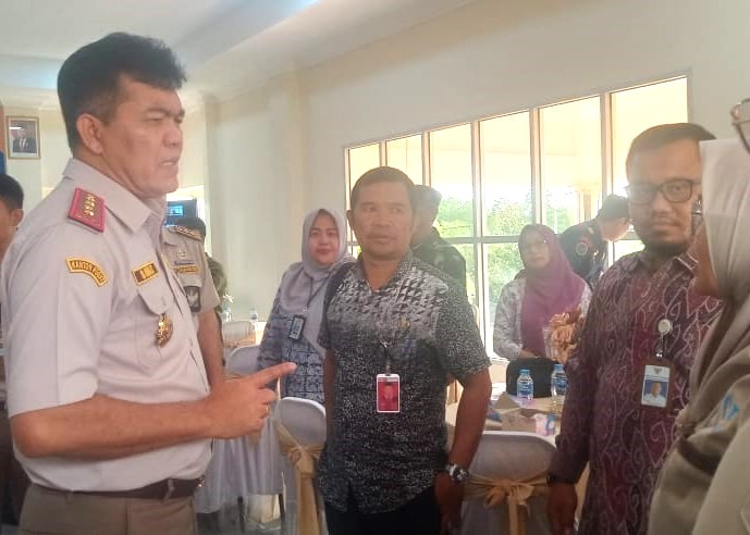 Kepala Bakarantin Sahat M Panggabean saat kunjungan ke Karimun, siang ini. (ft msaimi)