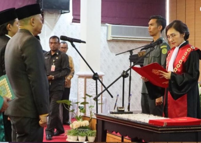 Ketua PN saat melantik unsur Pimpinan DPRD Karimun, kemarin. (ft pnkarimun)