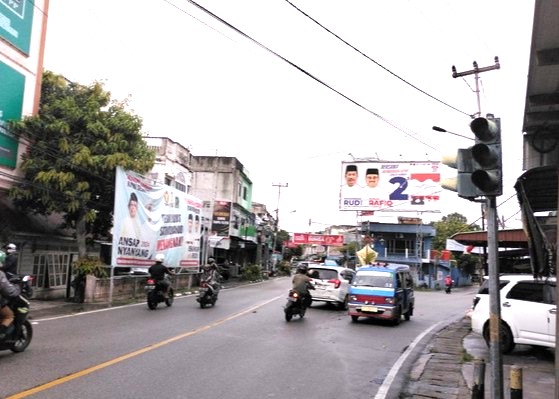 Lampu merah di simpang Sei Lakam yang padam membuat arus lalulintas terganggu, foto diambil pagi tadi. (ft vel)