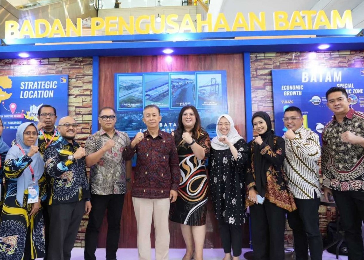 Para pegawaii BP Batam berfoto bersama di depan Booth BP Batam di ITT Expo 2024 Semarang, kemarin. (ft humasbpbatam)