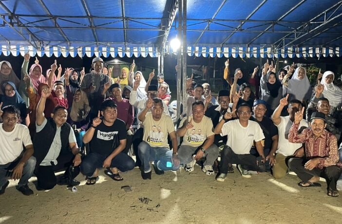 Paslon Muhammad Nizar-Novirzal berfoto bersama saat pendukungnya saat kampanye di Kampung Budus, Desa Merawang Kecamatan Lingga, tadi malam. (ft timsesnizarnovrizal)