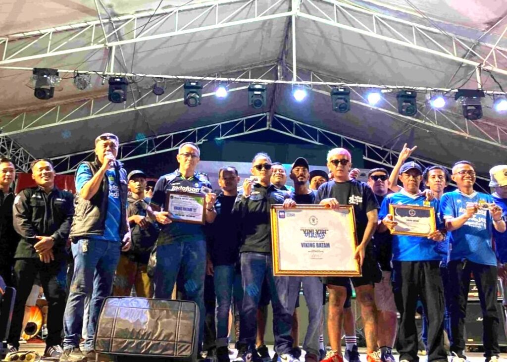 Pengurus Viking Batam dan anggota saat menyatakan dukungan kepada Paslon Rudi-Rafiq, tadi malam. (ft vikingbatam)