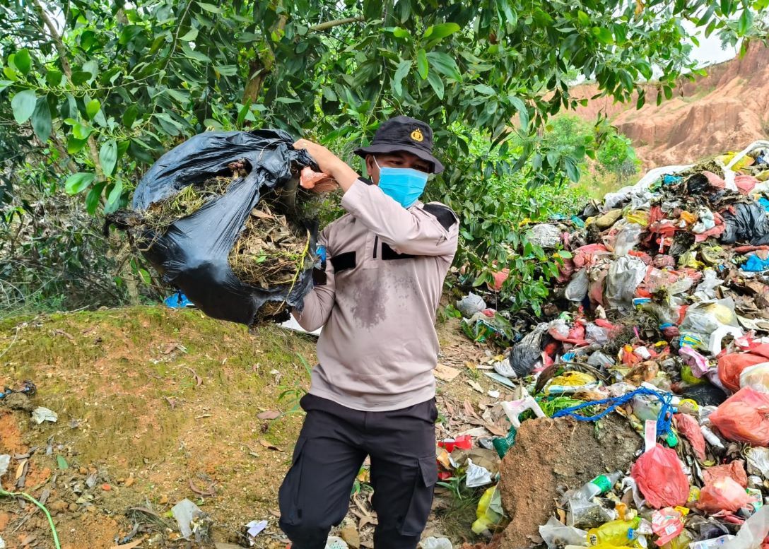 Selain menjaga keamanan dan ketertiban masyarakat, jajaran Polsek Tebing Polres Karimun Polda Kepri, juga memberi perhatian terhadap kenyaman dan kebersihan di masyarakat. Dengan melibatkan TNI dan masyarakat setempat, personel Polse Tebing dan juga personel Koramil 03 Tebing melakukan kegiatan gotong royong membersihkan sampah yang menumpuk di sekitar Tempat Pembuangan Sampah (TPS). Dua tempat sasaran pembersihan sampah di TPS itu di antaranya; TPS di Jalan Bangun Sari RT 03 RW 03 Kelurahan Harjosari TPS Perum Sinar Indah 3 RT 03 RW 03 Kelurahan Tebing. “Pembersihan sampah kita lakukan dengan gotong royong. Ada dua unit loader Caterpillar, serta 10 unit truk untuk mengangkut sampah dari TPS menuju TPA (tempat pembuangan sampah akhir) di Sememal Kelurahan Pasir Panjang Kecamatan Meral Barat,” ujar Kapolsek Tebing AKP Binsar Samosir, SH MH, Sabtu (19/10/2024).