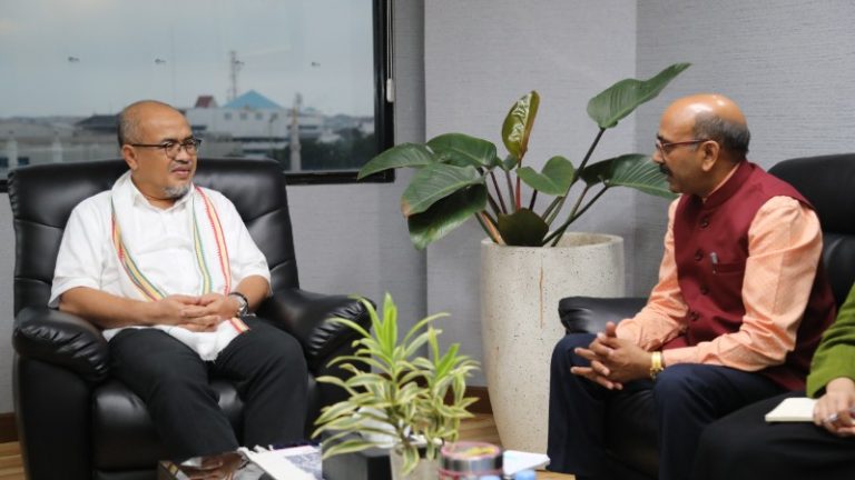Plh Kepala BP Batam Purwiyanto (kiri) menerima kunjungan Konsulat Jenderal India di Medan, Ravi Shanker Goel dan tim, kemarin. (ft humasbpbatam)