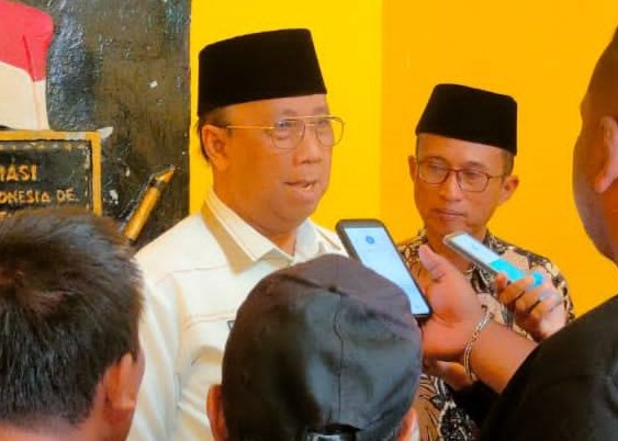 Plt Bupati Karimun Anwar Hasyim (berkemeja putih) saat melayani wawancara wartawan usai membuka Musda VIII LPTQ di gedung nasional, kemarin. (ft msaimi)