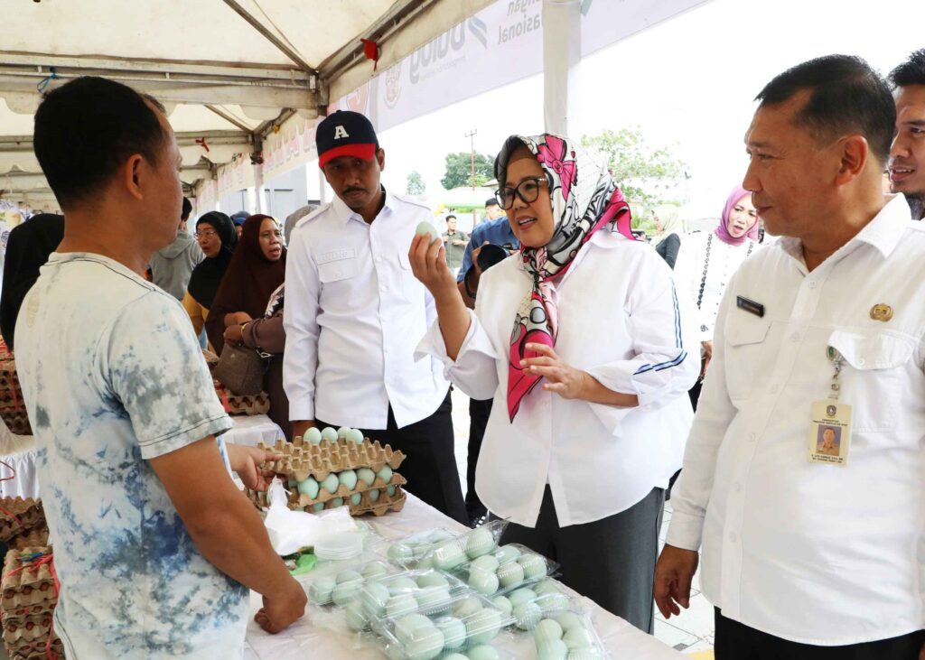 Perempuan kelahiran Karimun ini berharap program ini mampu menjaga stabilitas harga pangan. Apalagi harga pangan yang dijual di GPM ini lebih murah dari harga pasar. Karena itu, Marlin ingin program ini rutin digelar. Sehingga dapat membantu menjaga stabilitas harga dan pasokan bahan pangan. “Biar inflasi ikut terkendali,” ujar Marlin. Pada kesempatan itu, Marlin juga berbelanja berbagai produk UMKM. Setelah belanja, produk tersebut, Marlin membagikan hasil belanja tersebut kepada para pengunjung.