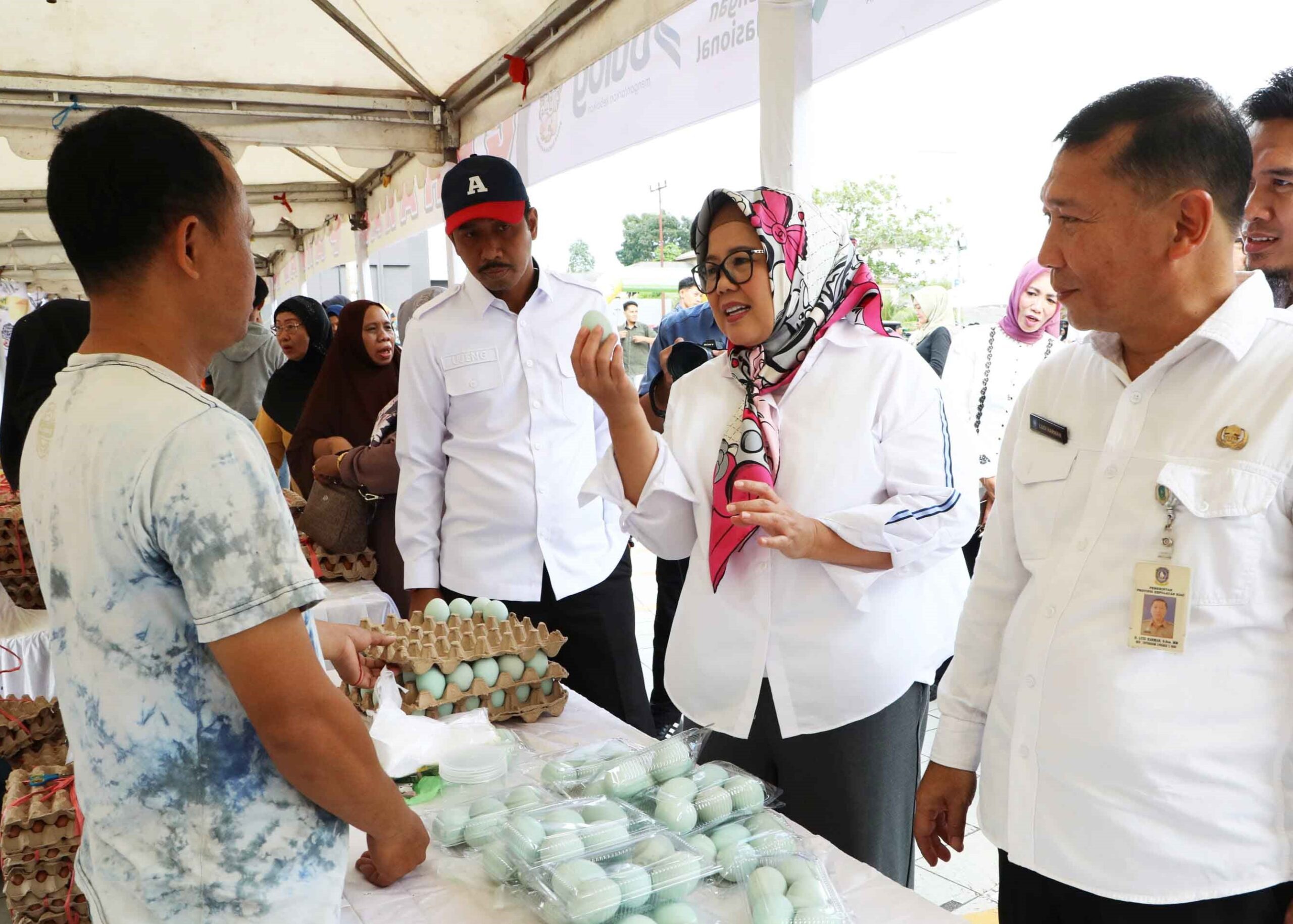Perempuan kelahiran Karimun ini berharap program ini mampu menjaga stabilitas harga pangan. Apalagi harga pangan yang dijual di GPM ini lebih murah dari harga pasar. Karena itu, Marlin ingin program ini rutin digelar. Sehingga dapat membantu menjaga stabilitas harga dan pasokan bahan pangan. “Biar inflasi ikut terkendali,” ujar Marlin. Pada kesempatan itu, Marlin juga berbelanja berbagai produk UMKM. Setelah belanja, produk tersebut, Marlin membagikan hasil belanja tersebut kepada para pengunjung.