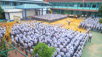 Plt Gubernur Marlin Agustina saat mengunjungi SMAN 14 Batam, kemarin. (ft kominfokepri)