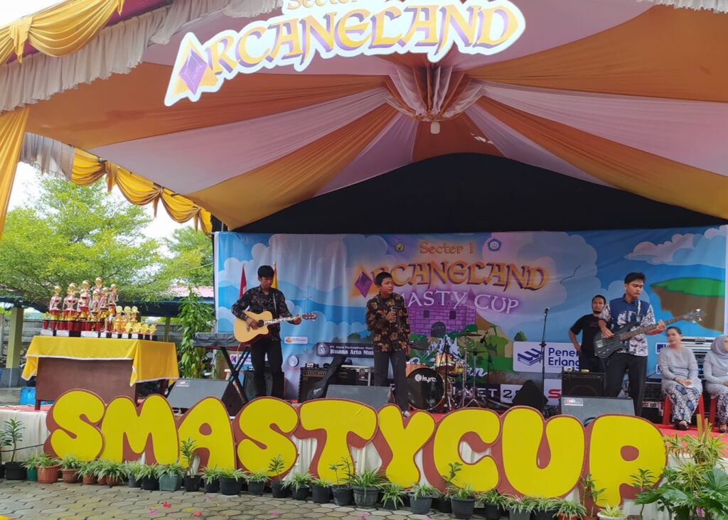 Salah satu penampilan band di kegiatan SMASTY Cup di Sekolah Santo Yusuf Karimun, siang tadi. (ft msaimi)