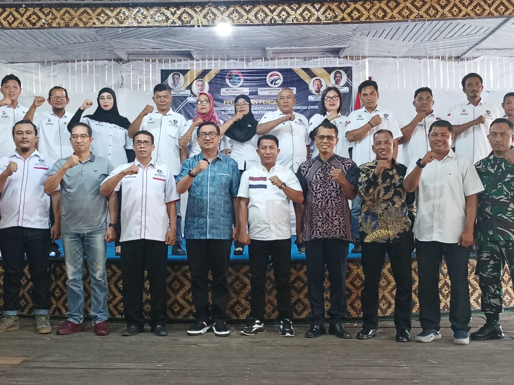 Sekdakab Natuna Boy Wijanarko berfoto bersama dengan pengurus IWO yang baru saja dilantik, kemarin. (ft putra)
