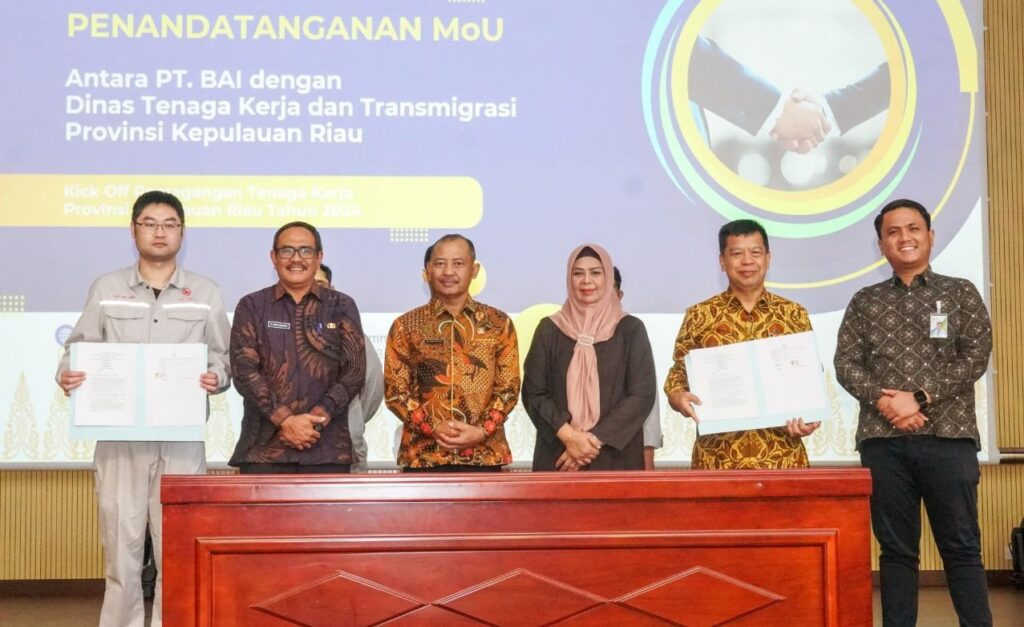 Sekdaprov Adi Pirhantara (kedua dari kiri) saat Kick Off Program Pemagangan Tenaga Kerja Dalam Negeri di PT BAI, kemarin. (ft kominfokepri)