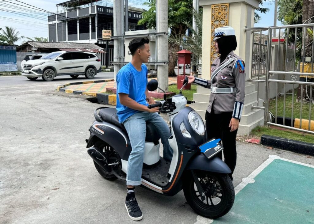 Seorang pengendara saat terjaring operasi seligi yang tidak mengenakan helmet di depan Polres Karimun, kemarin. (ft satlantaspolreskarimun)