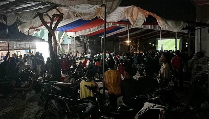 Suasana Nobar Timnas Indonesia vs China di kediaman Cawagub Kepri Aunur Rafiq, malam tadi. (ft novel)