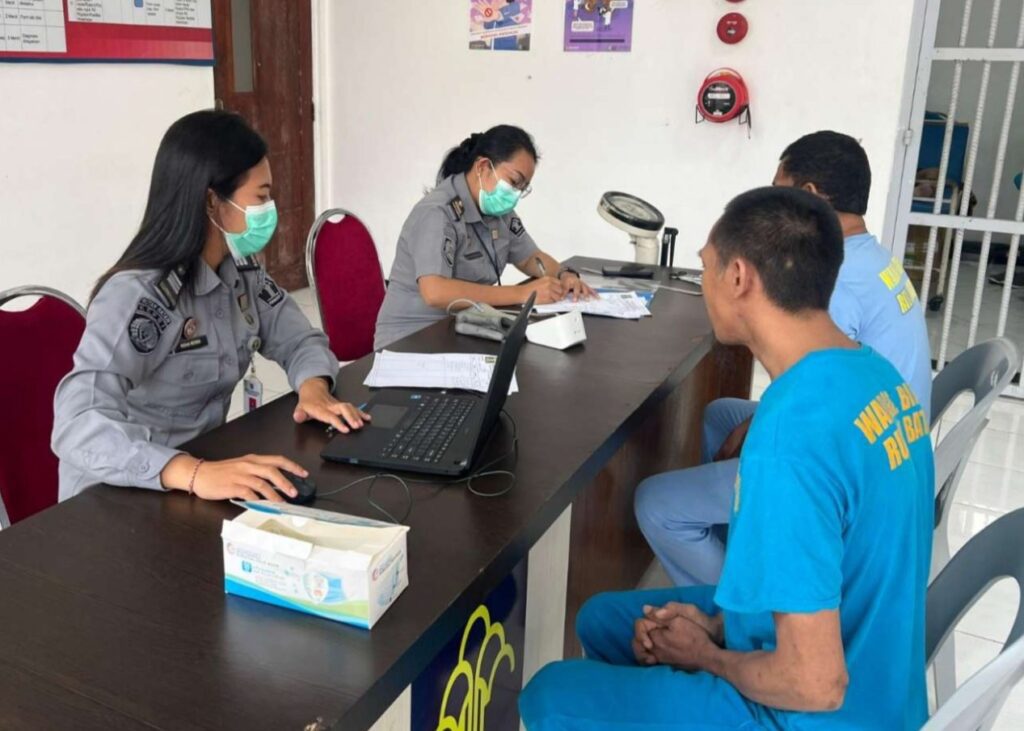 Suasana pemeriksaan kesehatan warga binaa Rutan Kelas IIA Batam, kemarin. (ft humasbpbatam)