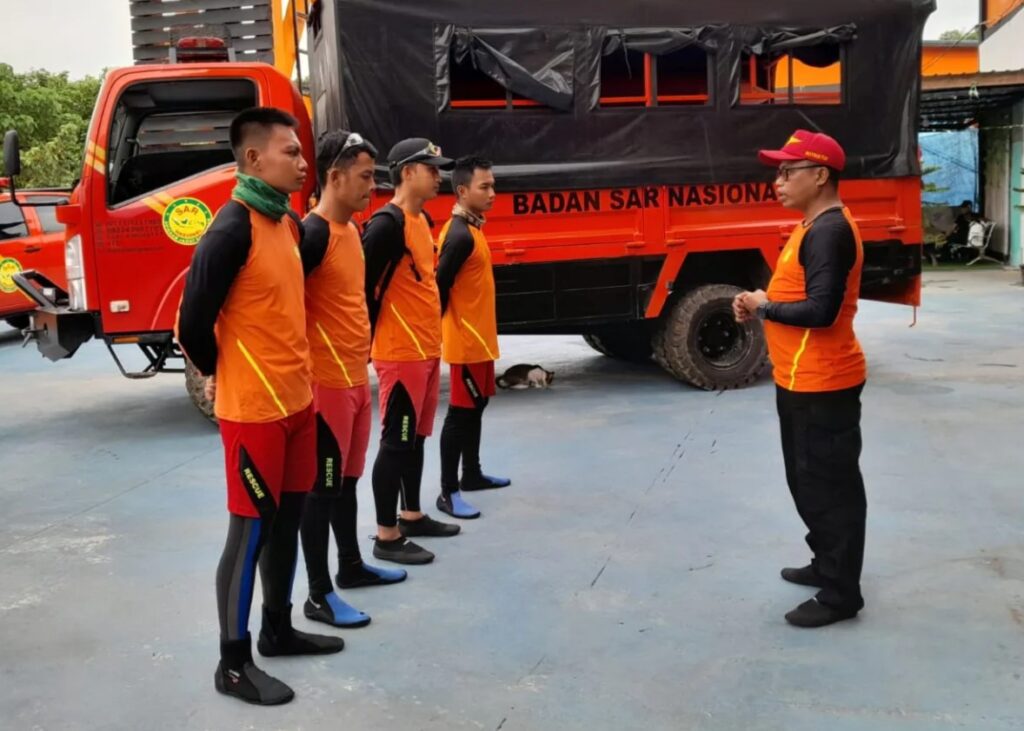 Tim SAR Natuna saat persiapan pencarian nelayan yang hilang di laut, pagi tadi. (ft timsarnatuna)