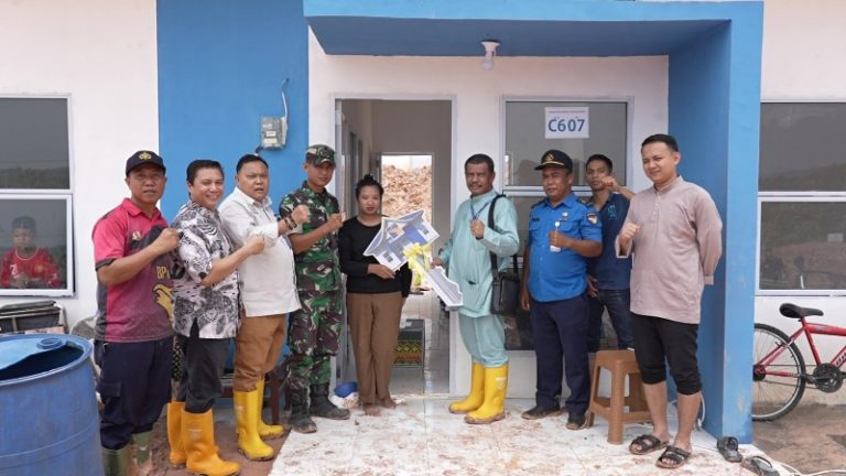 Warga Rempang yang terdampak proyek Rempang Eco-City saat menerima hunian baru, kemarin. (ft humasbpbatam)