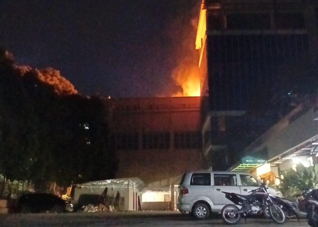 Aston Hotel Karimun terbakar, pagi tadi. (ft msaimi)