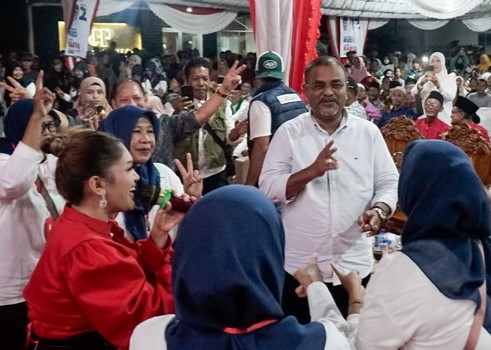 Cawagub Kepri Aunur Rafiq berjoget bersama artis KDI di sesi hiburan kampanyenya di Kolong Sei Lakam, akhir pekan kemarin. (ft timses)
