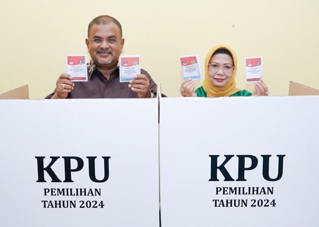 Bupati Aunur Rafiq dan Istri usai mencoblos di TPS 008 Kelurahan Sei Lakam Barat, pagi tadi. (ft msaimi)