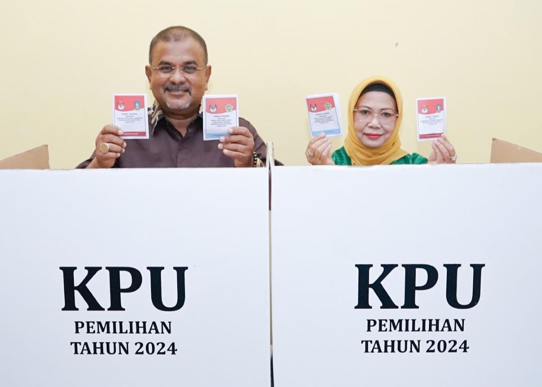 Bupati Aunur Rafiq dan Istri usai mencoblos di TPS 008 Kelurahan Sei Lakam Barat, pagi tadi. (ft msaimi)